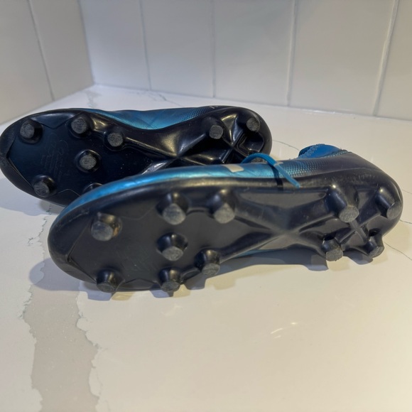 New Balance Blue Athletic Shoes Sleek Design - Picture 5 of 5